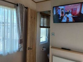 Cayton Bay Caravan Park - Holiday Accommodation 869 - North Yorkshire (incl. Whitby) - 1189186 - thumbnail photo 8