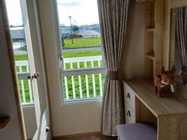 Cayton Bay Caravan Park - Holiday Accommodation 869 - North Yorkshire (incl. Whitby) - 1189186 - thumbnail photo 9