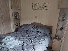 Happy Days Caravan Park - Holiday Accommodation 8736 - North Wales - 1189192 - thumbnail photo 8