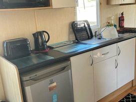 Greenacres Holiday Park - Holiday Accommodation 89 - North Wales - 1189212 - thumbnail photo 7