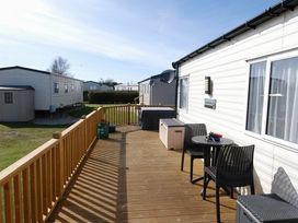 Pinewoods Holiday Park - Holiday Accommodation 9092 - Norfolk - 1189222 - thumbnail photo 4