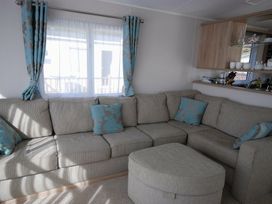 Pinewoods Holiday Park - Holiday Accommodation 9092 - Norfolk - 1189222 - thumbnail photo 7