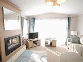 Pinewoods Holiday Park - Holiday Accommodation 9092 - Norfolk - 1189222 - thumbnail photo 9
