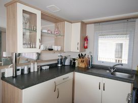 Pinewoods Holiday Park - Holiday Accommodation 9092 - Norfolk - 1189222 - thumbnail photo 11