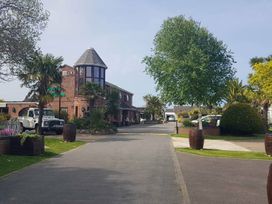Green Farm Caravan Park - Holiday Accommodation 9807 - Norfolk - 1189289 - thumbnail photo 2