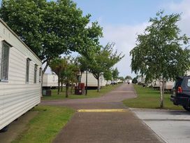 Green Farm Caravan Park - Holiday Accommodation 9807 - Norfolk - 1189289 - thumbnail photo 5