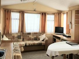 Green Farm Caravan Park - Holiday Accommodation 9807 - Norfolk - 1189289 - thumbnail photo 15
