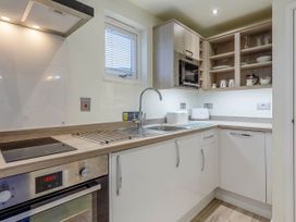 A kitchen with oven and microwave at Lakeside Studio in Portreath
