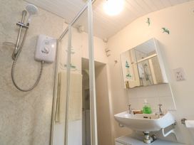A bathroom with shower and sink at Harford in Goldsithney