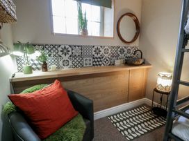 A snug with a chair and a sink at The Boat House - Port Eynon