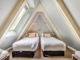 A bedroom with two single beds at St Ives Studio in Praze-An-Beeble