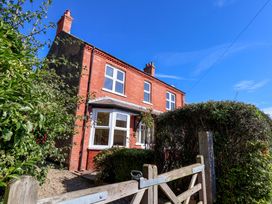 A house with a gate and hedges at 22 The Lane in Saltburn-by-the-Sea