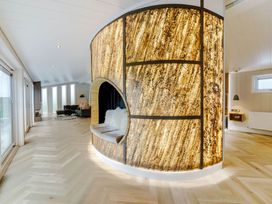 A living room with a curved partition and sofa at The Sheraton Retreat in Wigton