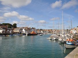 A harbor with boats and houses at Harbourside Apartment in Weymouth