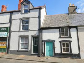 Two adjacent buildings with a green door at Chandlers Cottage in Conwy