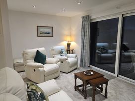 A living room with recliners and a table at Ty Nain in Bethel