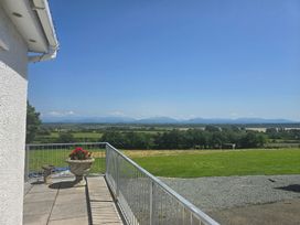 A terrace with a flower pot and view of mountains at Ty Nain in Bethel