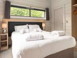 A bedroom with a bed and two bedside lamps at Askrigg (Pet) Aysgarth