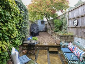 A garden with a table and chairs at Beeble Cottage in Fakenham