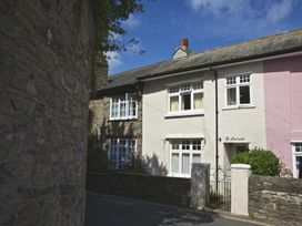 A house with a stone wall and gate at St Leonards in Salcombe