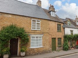 An exterior view of a house with stone walls and plants at 29 Spring Street Chipping Norton