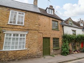 A house with windows and a green door at 29 Spring Street in Chipping Norton