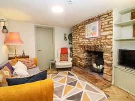 A living room with a fireplace and sofa at 29 Spring Street in Chipping Norton