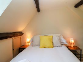 A bedroom with a bed and lamps at 29 Spring Street Chipping Norton