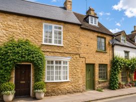 A stone house with windows and doors at 29 Spring Street in Chipping Norton