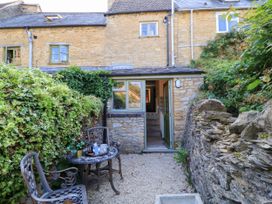 A garden area with table and chairs at 29 Spring Street Chipping Norton