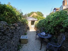 A garden area with a table and chairs at 29 Spring Street in Chipping Norton
