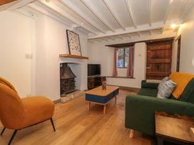 A living room with furniture and a fireplace at 6 Priory Lane Burford