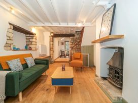 A living room with a sofa and coffee table at 6 Priory Lane Burford