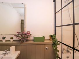 A bathroom with a sink and shower at 6 Priory Lane Burford