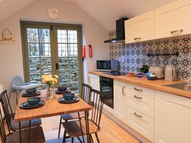A kitchen with dining table and chairs at 6 Priory Lane Burford