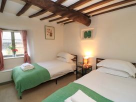 A bedroom with two beds in 6 Priory Lane Burford