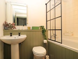 A bathroom with a sink, toilet, and bathtub at 6 Priory Lane Burford
