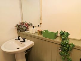 A bathroom with a sink and plants at 6 Priory Lane Burford