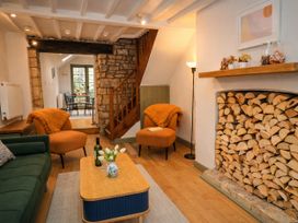 A living room with a sofa and chairs at Burford Apple in Burford