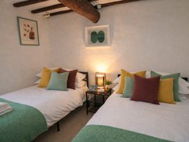 A bedroom with two beds and decorative pillows at Burford Apple in Burford