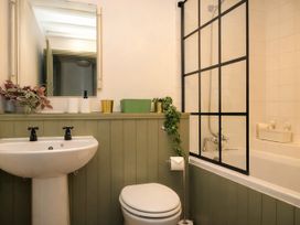 A bathroom with a sink, toilet, and shower at Burford Apple in Burford