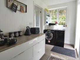 A laundry room with a washing machine and dryer at Roselyn House in Par
