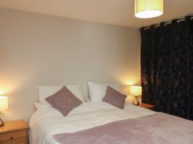 A bedroom with a bed and lamps at Farriers Yard in Whitby