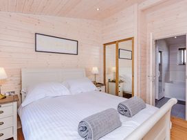 A bedroom with a bed and lamps at Typhoon Lodge in Winchester