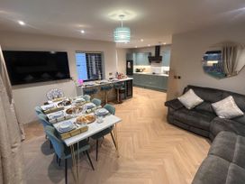A dining room with table and chairs at Pistyll Ddu in Llanfairpwllgwyngyll