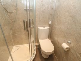 A shower and toilet in a bathroom at Orchard Cottage in Appleby-in-Westmorland