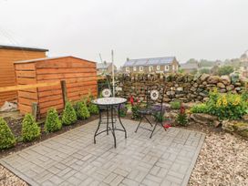 A garden area with a table and chairs at Orchard Cottage in Appleby-in-Westmorland