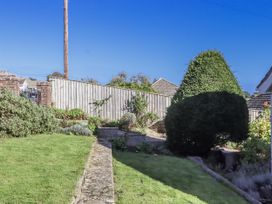 A garden with grass and hedges at Woodbury in Teignmouth