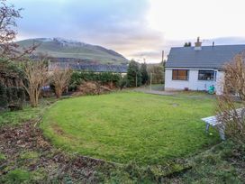 A garden with a house and mountain in the background at Westerlodge in Threlkeld near Keswick