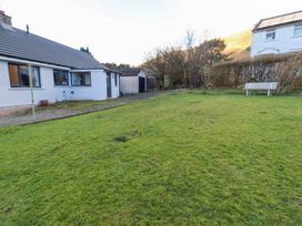 A garden with grass and a bench at Westerlodge Threlkeld near Keswick